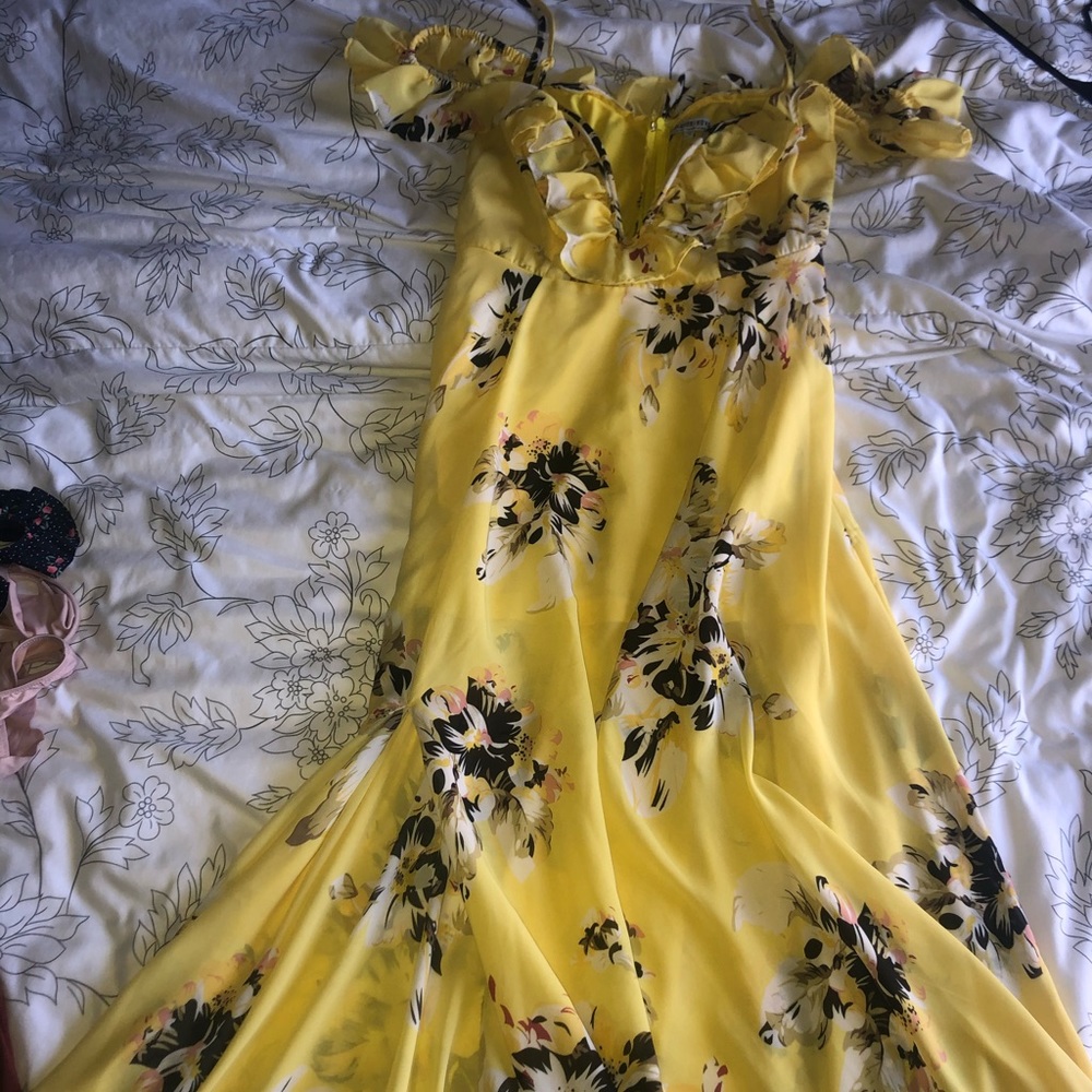 Yellow off the shoulder floral maxi dress - Picture 2 of 3